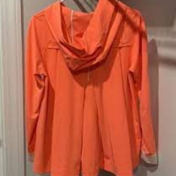Beautiful Lululemon Sun Showers hooded windbreaker with white trim - Picture 7 of 9